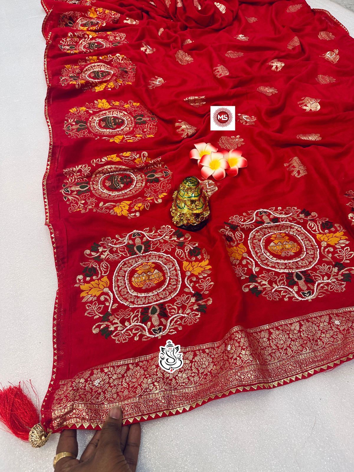 look heavy handwork pallu & samosa border handwork with rich look