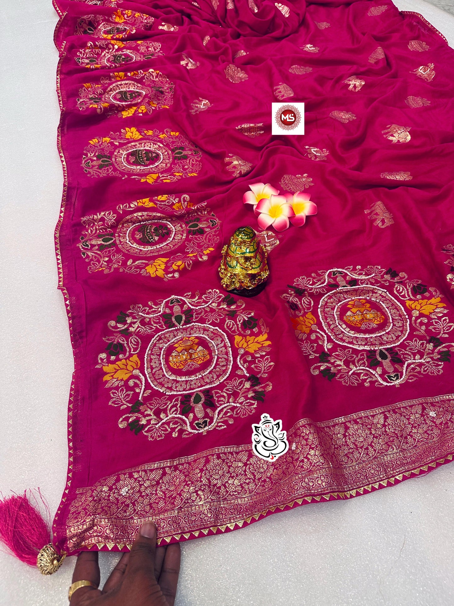 look heavy handwork pallu & samosa border handwork with rich look