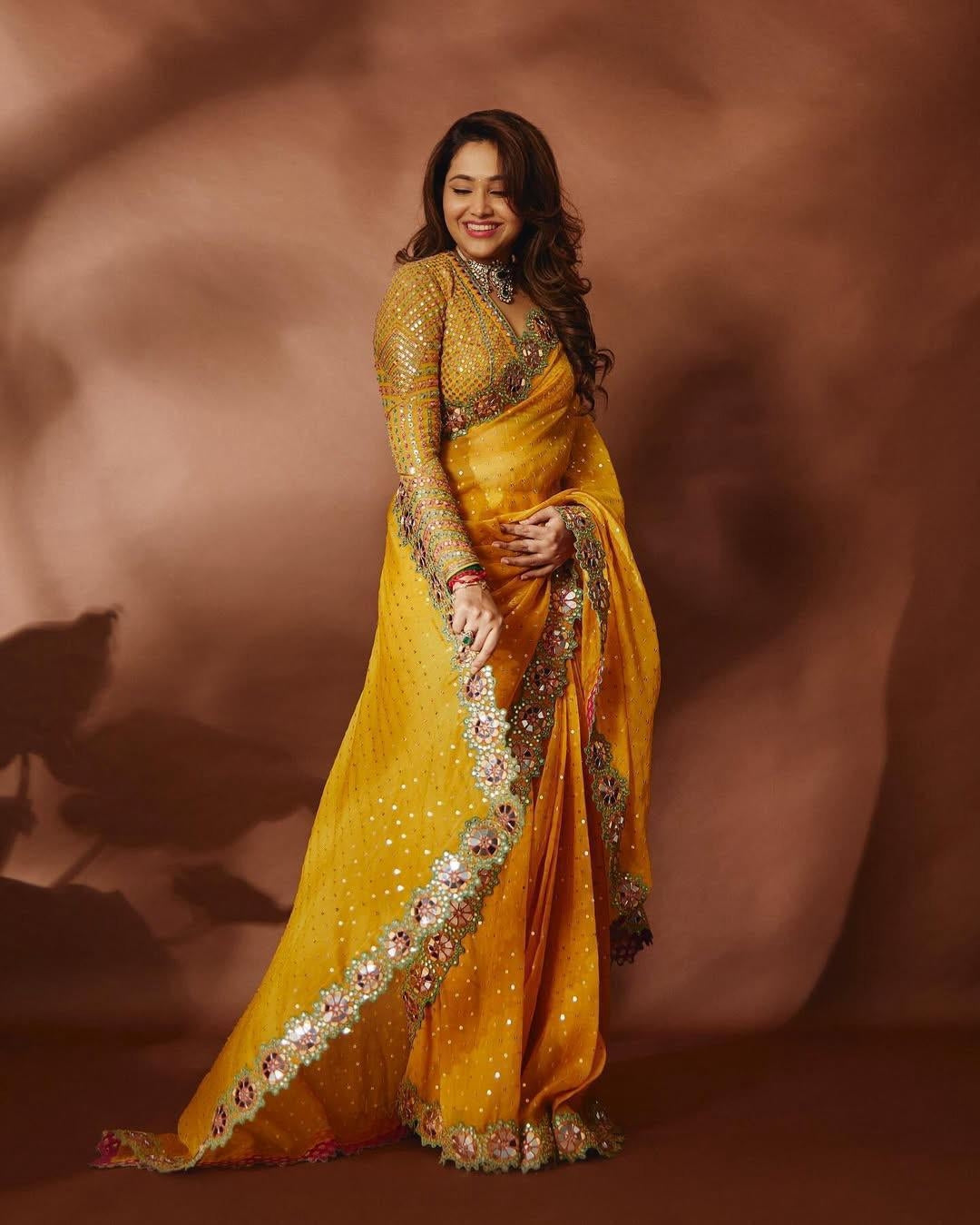 Indulge in luxury and flaunt this beauty with this exquisite peice
