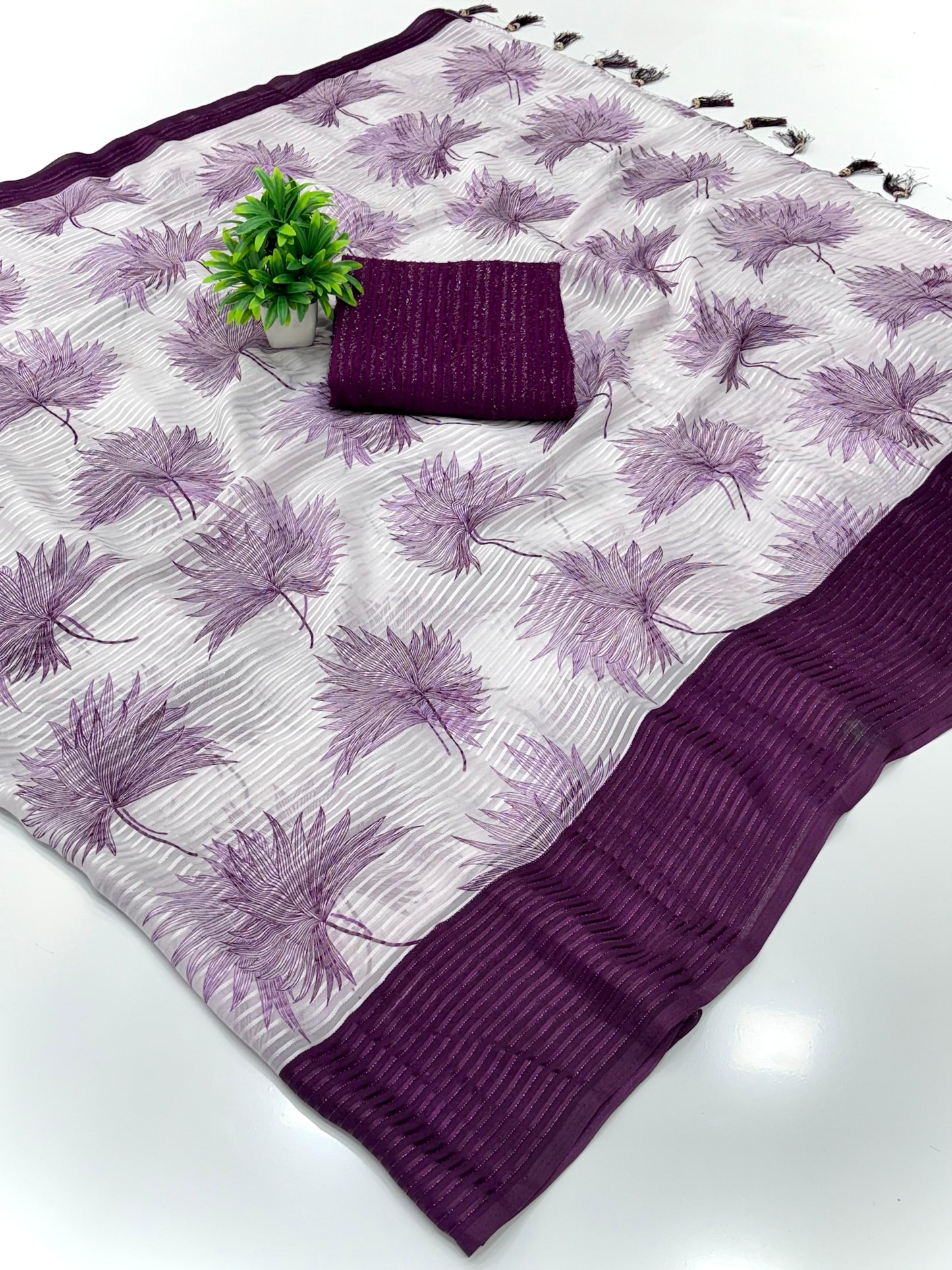 Premium Vetless Zariline Saree with Zari Line & Bandhani Carry Butti