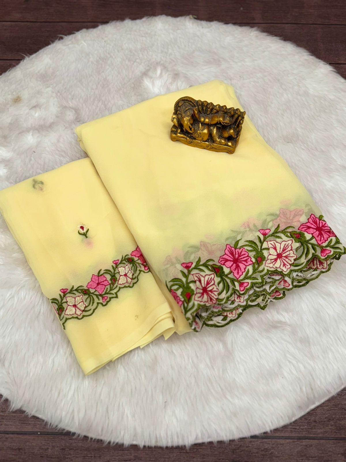 A beautiful pastel range saree featuring intricate multi-thread work. - Lookcollection
