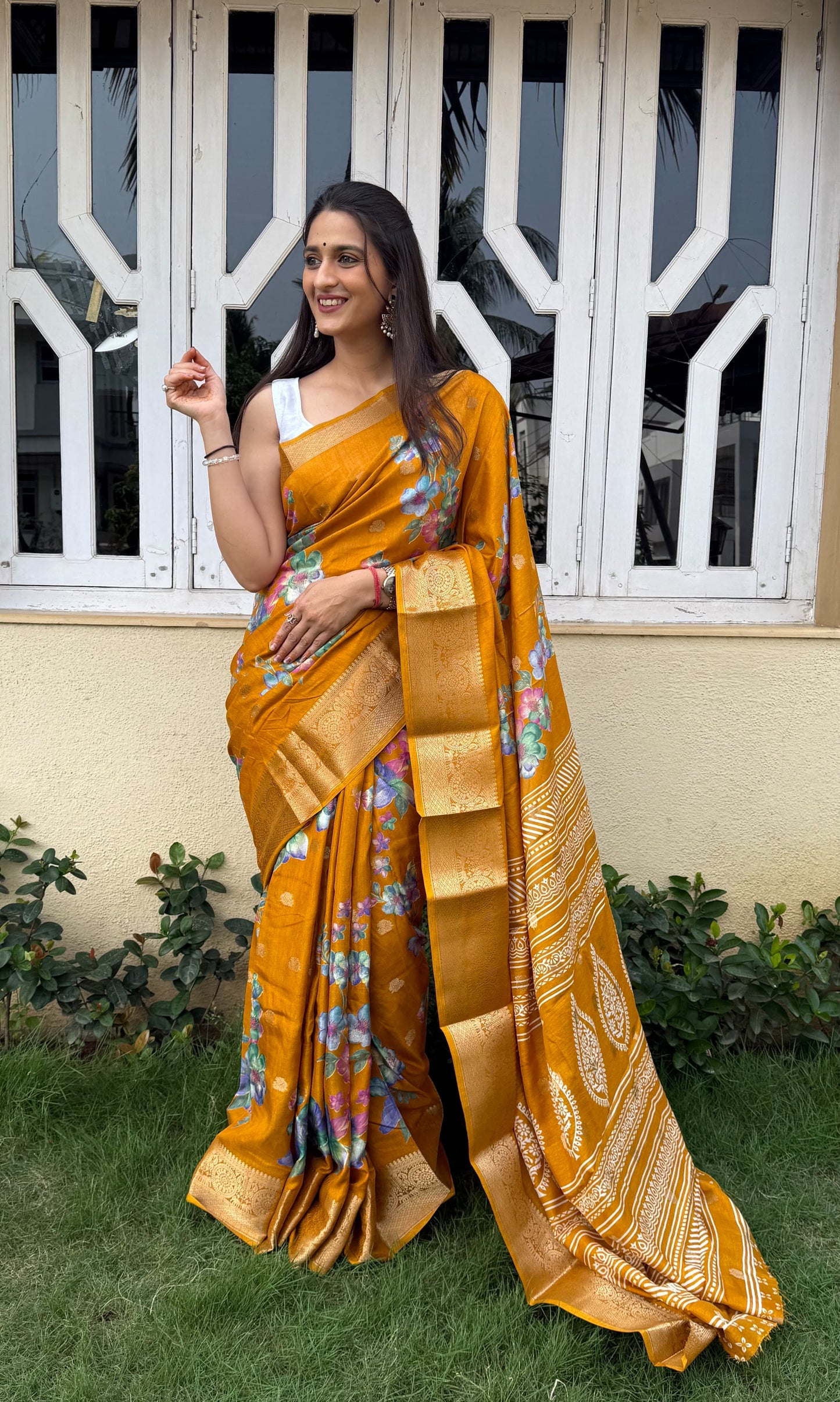 Pure Dola silk with jequrd butti in all over saree *boder same as originall boder only