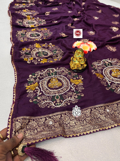 look heavy handwork pallu & samosa border handwork with rich look